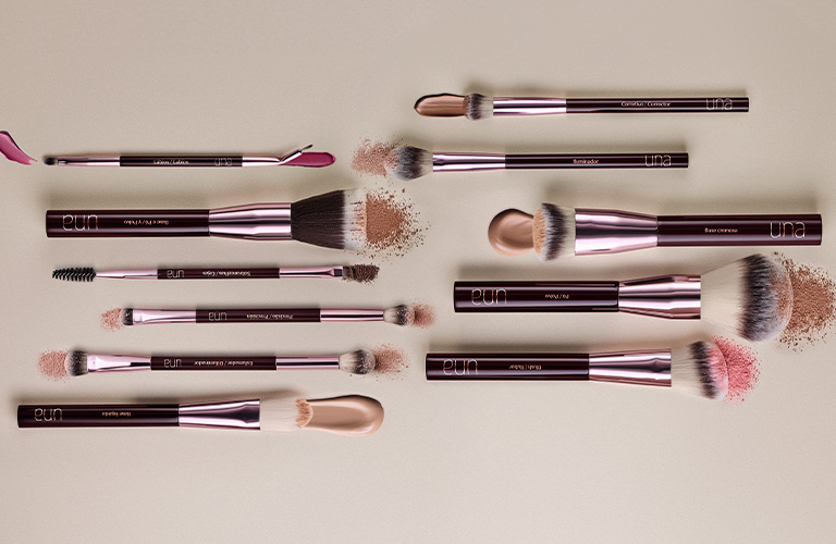 Set de brochas Una sobre un fondo unicolor.